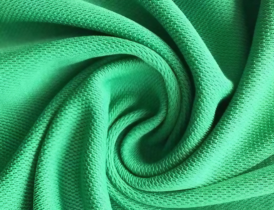 Golf apparel made of environmentally friendly recycled materials implements the concept of sustainable development and provides athletes with fashionable and comfortable green equipment